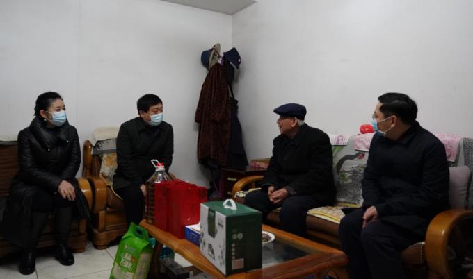 省国资委党委委员、副主任任兴文春节前夕带队走访慰问pp电子集团老党员