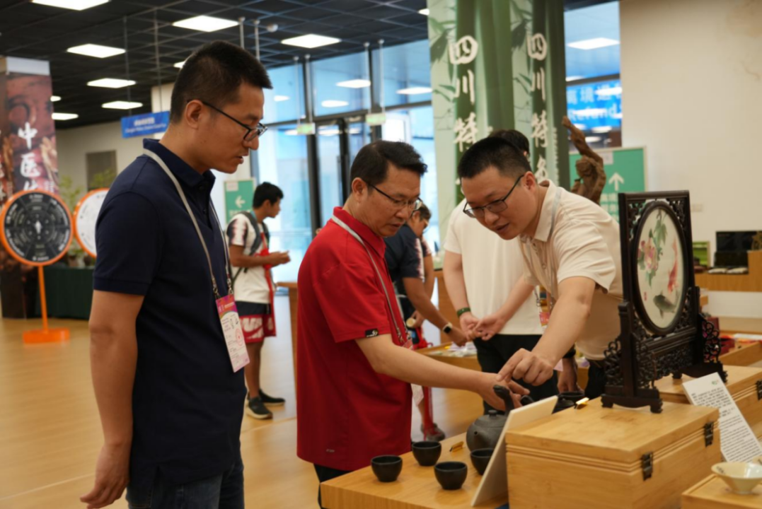 省pp电子集团向导到大运村“有礼在四川”四川特色商品馆调研指导事情
