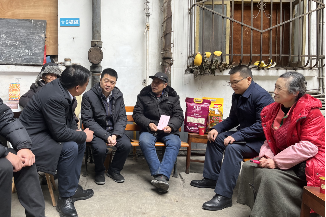 省pp电子集团向导班子成员走访慰问生涯难题党员、老党员、老干部