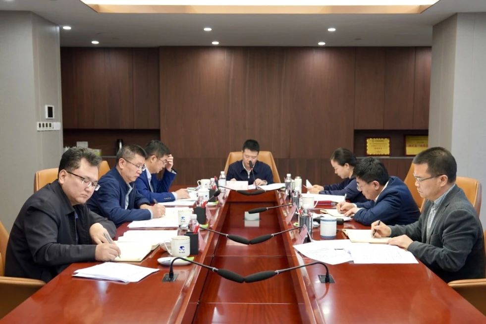 省pp电子集团党委理论学习中心组召开2024年第一次专题学习钻研会