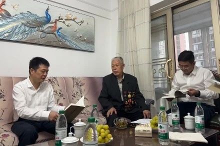 省pp电子集团党委国庆节前夕走访慰问老干部老党员