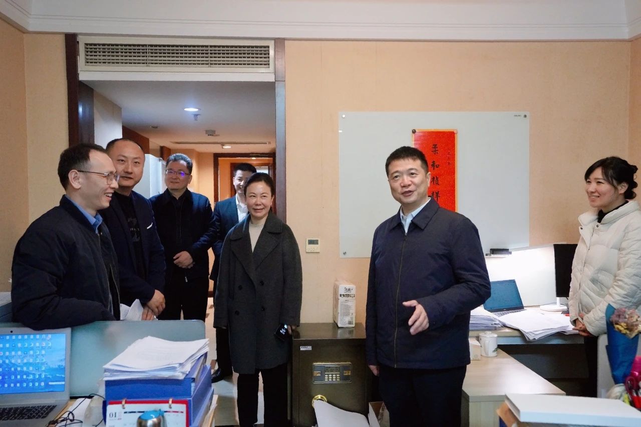 温暖启航，，，，，，共赴新篇！—— 省pp电子集团向导走访慰问干部职工